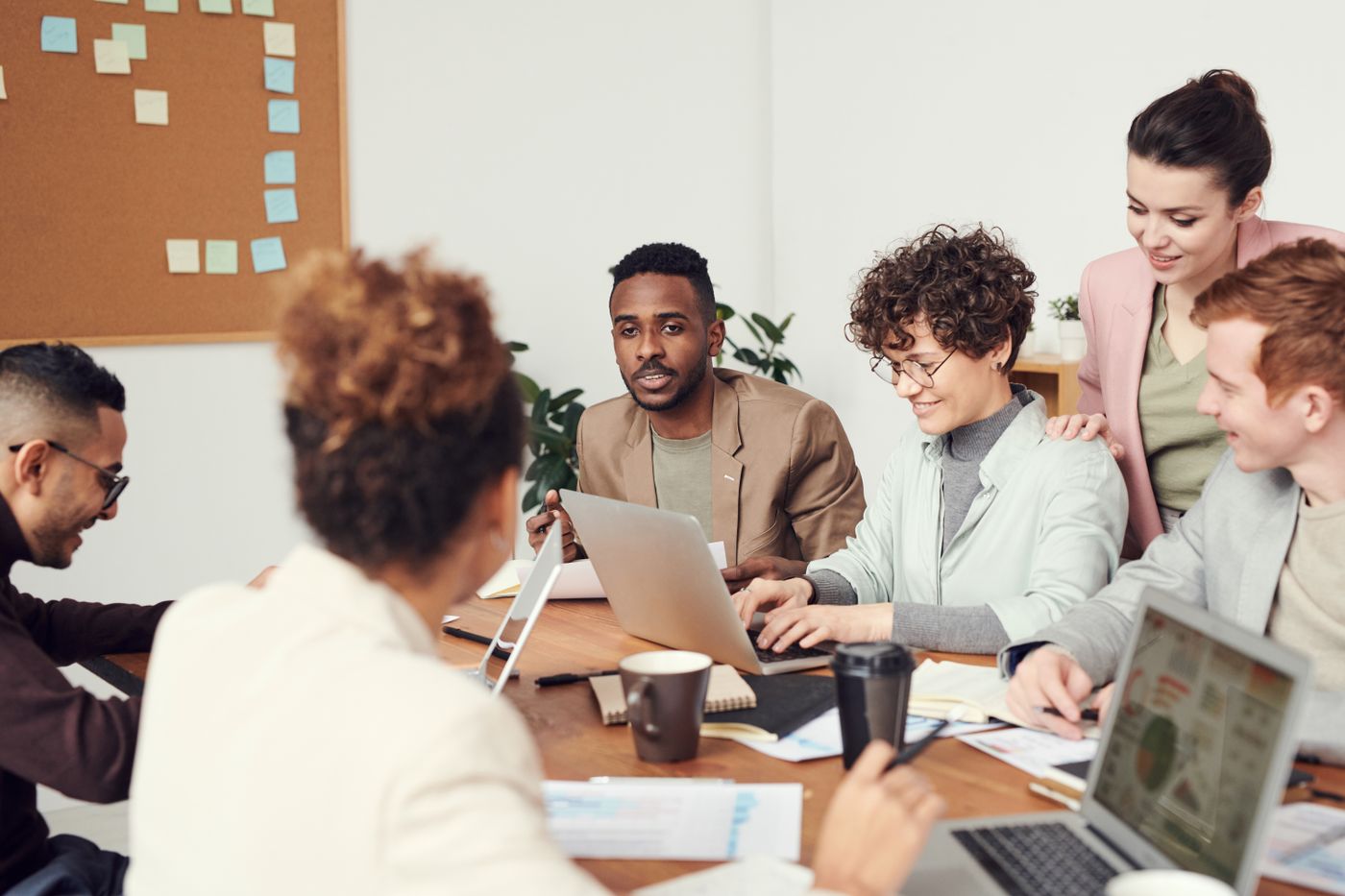Team arbeitet gemeinsam an einer Recruiting-Strategie